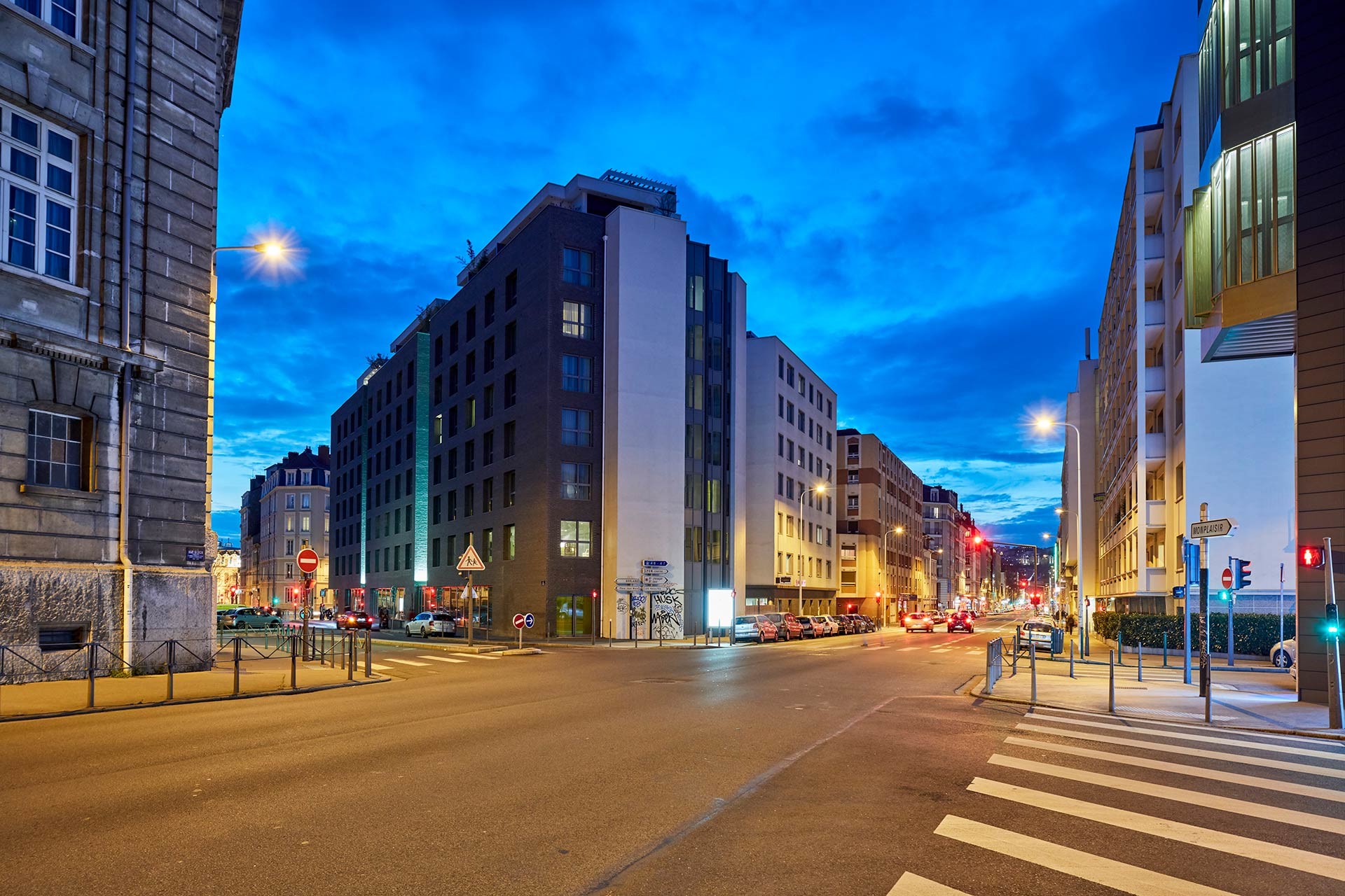 le célèbre hôtel Mama Shelter designé par Philippe Starck - vue extérieure de nuit